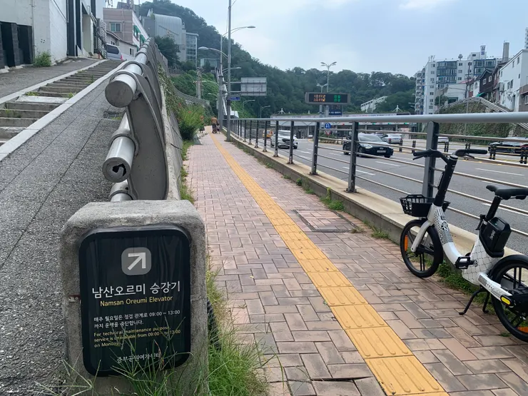 往左爬上山，往右坐電梯：👉 請選擇 