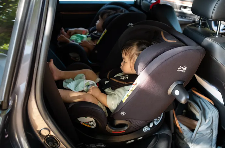 畫面右側座椅旁凸出的是Guard Surround™ 插式側撞保護塊，能有效吸收側面撞擊力，守護孩子更全面！