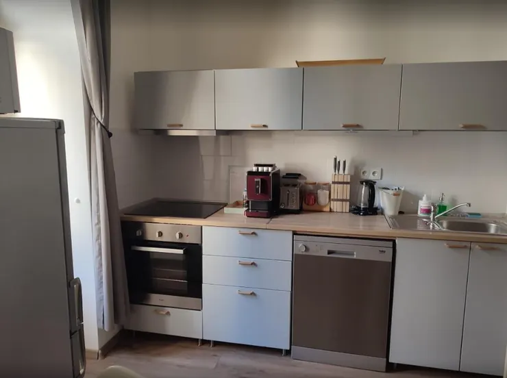 帶有廚房，咖啡豆滿滿的咖啡機，各式廚具都有