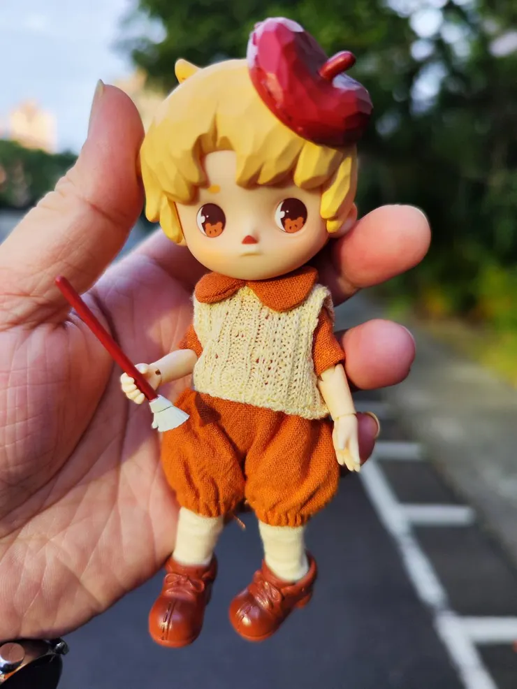 拿著畫筆、戴著畫家帽的小畫家