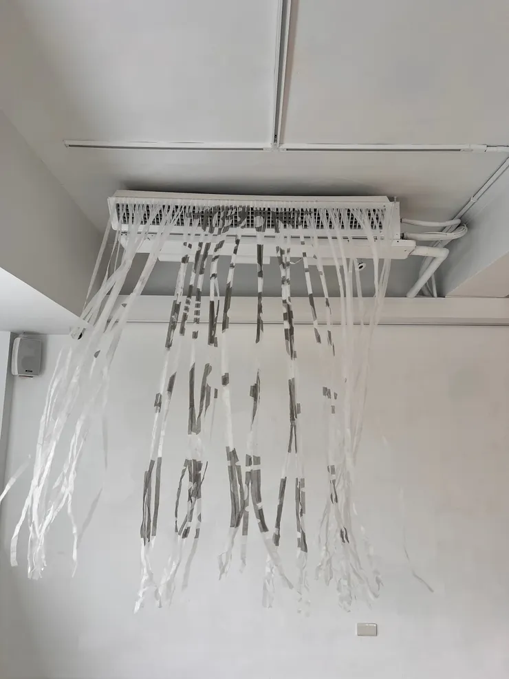 郭恩碩，《聽不清楚你在說什麼》，2024，紙張、油墨，尺寸依場地製作。