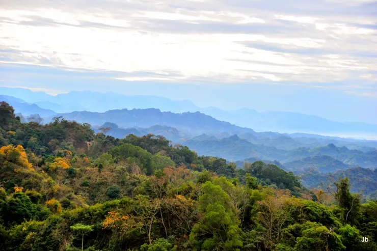 即使大坑也有連綿群峰，秋冬之際，色彩較為繽紛。