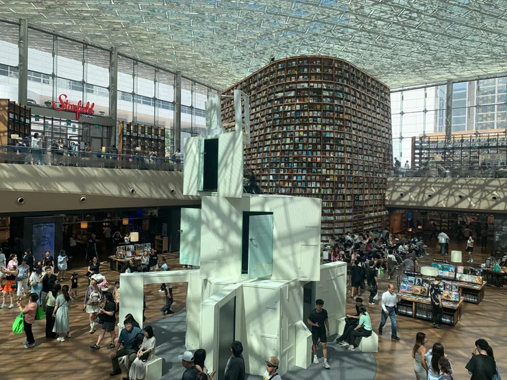 星空圖書館，手扶梯上二樓有一間蛋糕店，點「Best推薦」的那個蛋糕就對了，配上一杯Mojito，讚喔！