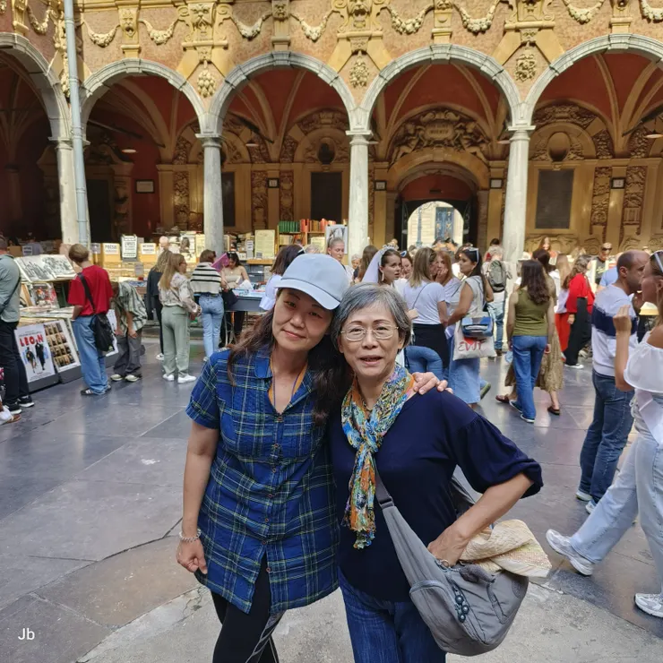 【在舊證券交易所中庭留影。】