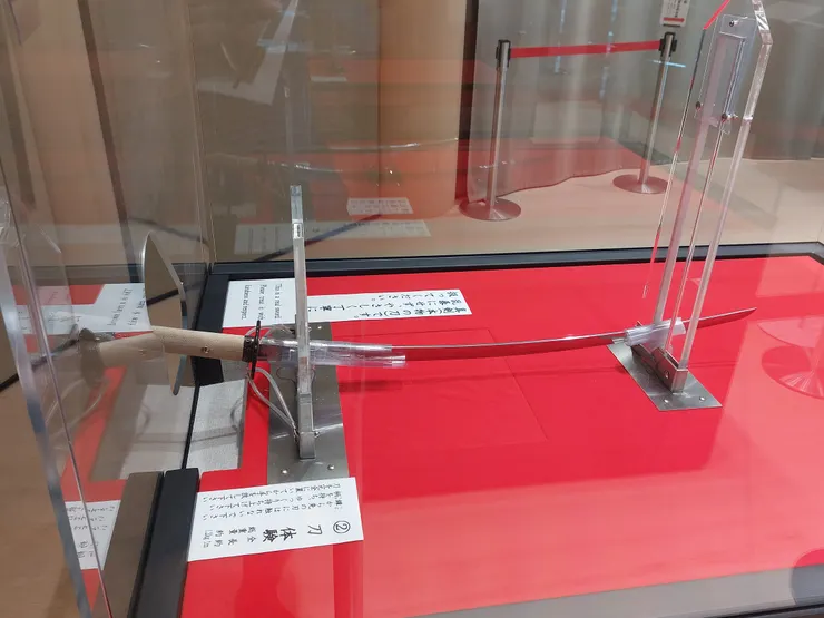 草薙館裡面的匕首，還可以實際握握看！