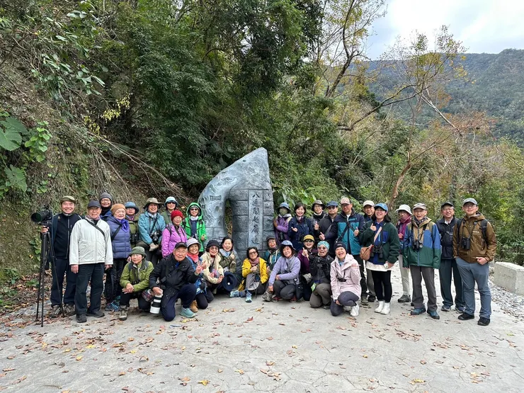 圖16 團員的組成包括：北鳥冠羽32期志工、北鳥觀心班同學、信義及崇光社大同學，儼然是一場校外同學會(攝影者 張家瑜)