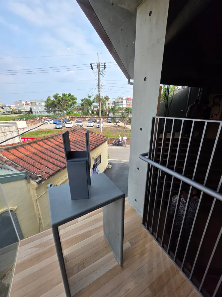 這個角落非常明亮，可以很清楚地看到戶外。