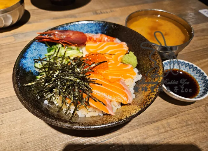 鮭魚親子丼+單點一隻甜蝦 NT.220 +NT.50