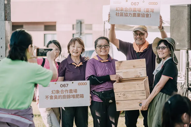 ▲新竹幻象合作農場提供嘉年華現場廚餘堆肥，推廣不會臭的廚餘堆肥箱。