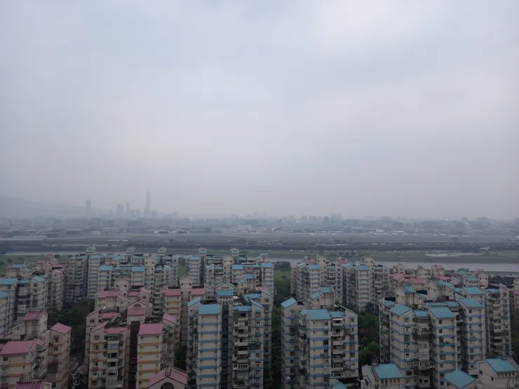 在台北萬豪酒店的高空酒吧遠眺松山機場!