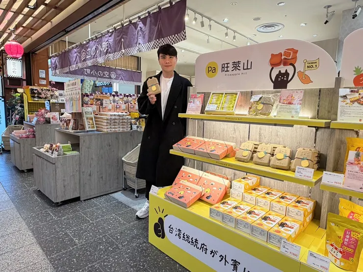 圖說：旺萊山共同創辦人劉又睿親自到快閃櫃上打點，希望透過精心布置的展售據點，讓來自世界各地的消費者都能看見台灣鳳梨的故事。（資料來源：旺萊山）