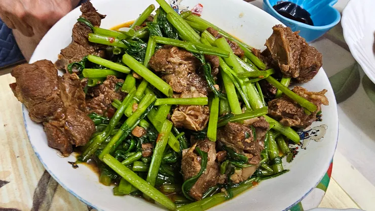 牛腩炒空心菜!牛肉好吃貴貴!