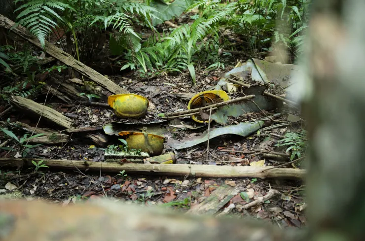 散落在廢棄事務所中的安全帽(Leica M10-R+ APO-SUMMICRON-M 35 f/2 ASPH.)