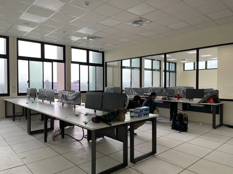 研究室白天像深夜,深夜像不存在。