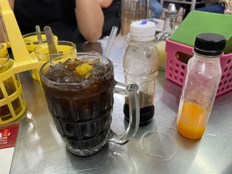 按1:1的比例混合飲品 (泰式咖啡加桔仔汁)