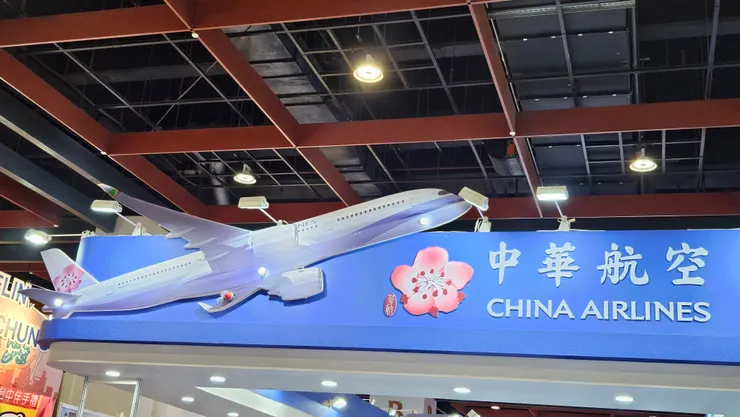 飛機還故意把飛行燈給做出來!很用心!