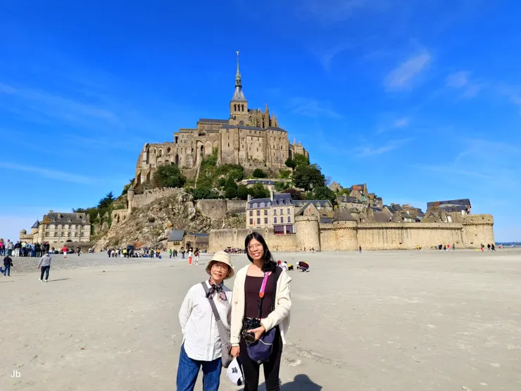 【妻、女在聖米歇爾山前留影】