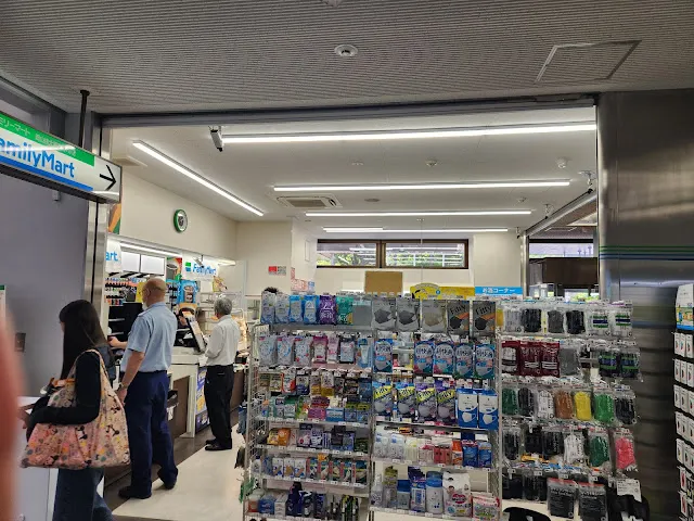 位於 1 樓的全家，沒買飛機餐的可以買個飯糰充飢一下