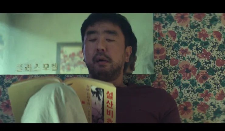 張洙源看的是金庸的《雪山飛狐》。（Source: Disney+）