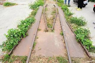 南岸的出軌導正器
由於糖鐵的營運標準低，往往列車出軌了還是可以行駛
但為了避免在橋上翻車產生搶救的麻煩，所以橋的兩端都會設置出軌導正器
確保所有車輛安全過橋