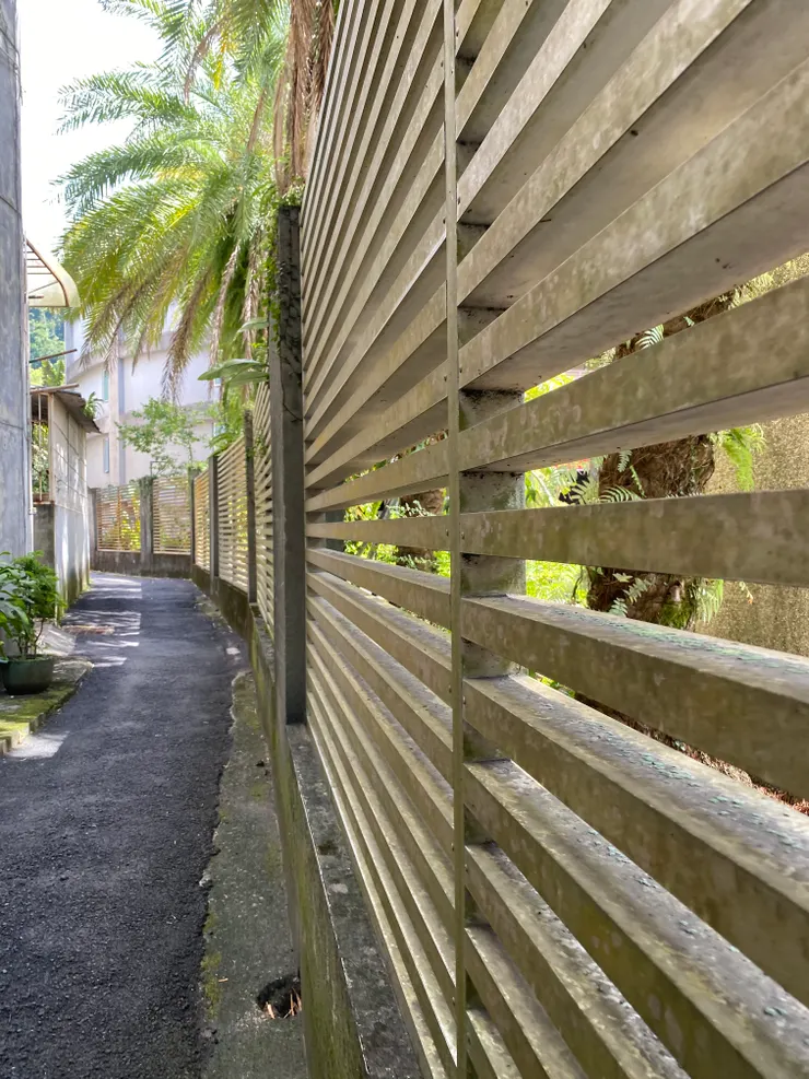 沿著小路走到底