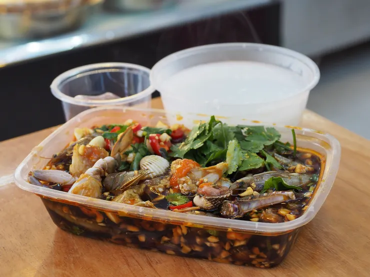 生醃蜆仔、海螺、螃蟹腿、蝦仁等(配粥)