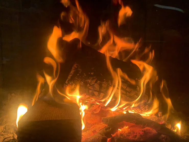 【聚會前夕，賴公客廳升起爐火，拍照PO群組。】