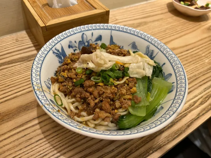 加皮蛋醬的黑麵。