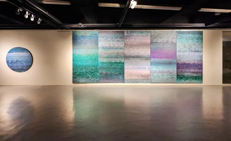 作品以柔和的冷色調為主，包含藍色、綠色、紫色和灰色的漸層組合，色調和形式如自然的縮影，天、海、霧、星辰讓人感受到大自然的廣大包容，搭配圓形與長條形的構圖形式，傳遞出平靜、深邃與和諧的情感氛圍。