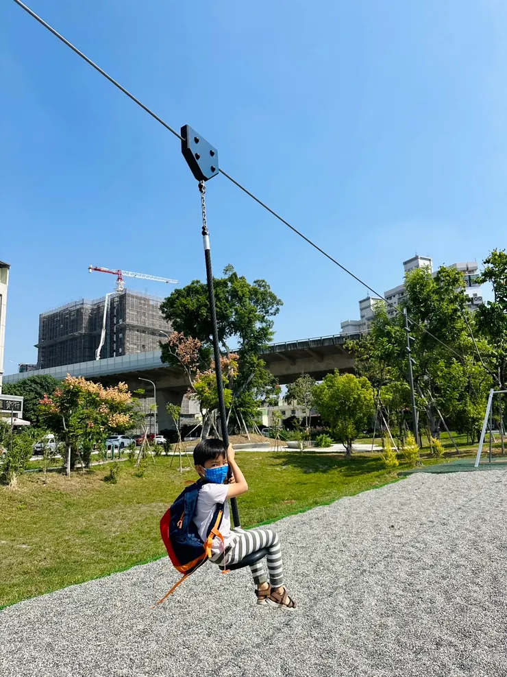 常兒可玩的滑索站著坐著都可以。身障兒玩另外一款藍色座椅式。(十全公園)