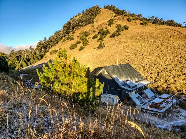 往志佳陽山頂方向及瓢簞山屋後方簡易厠所和營位。