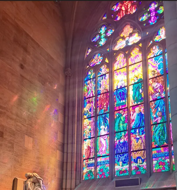 彩繪玻璃是慕夏的作品 超美