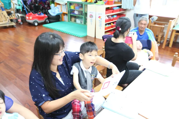 啟聰幼兒園畢業~拿著證書。