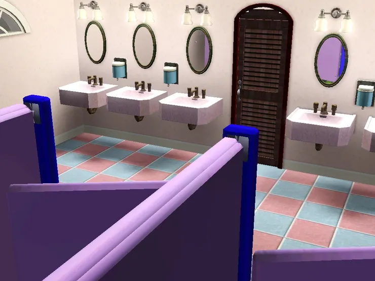 洗手台和鏡子也多。其實女廁人很多。