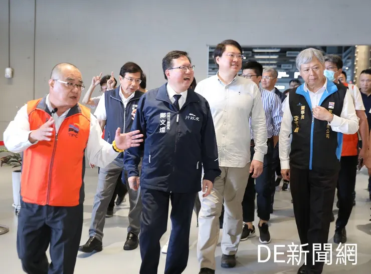 行政院副院長鄭文燦(左2)在基隆港務分公司總經理高傳凱(左1)解說下,了解旅客中心的各項設施。(照片/基隆港務分公司提供)