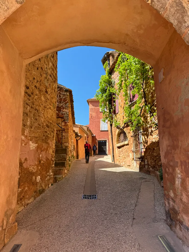 城裡的建築的確都呈現磚紅色