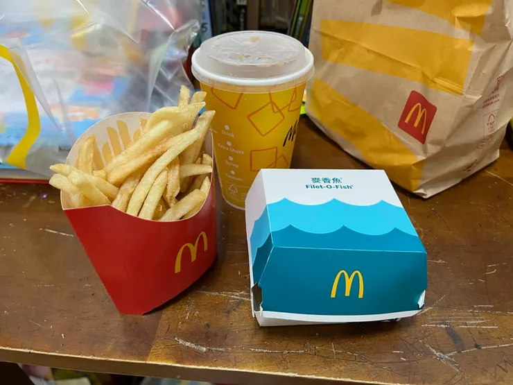 怒吃垃圾食物😡。