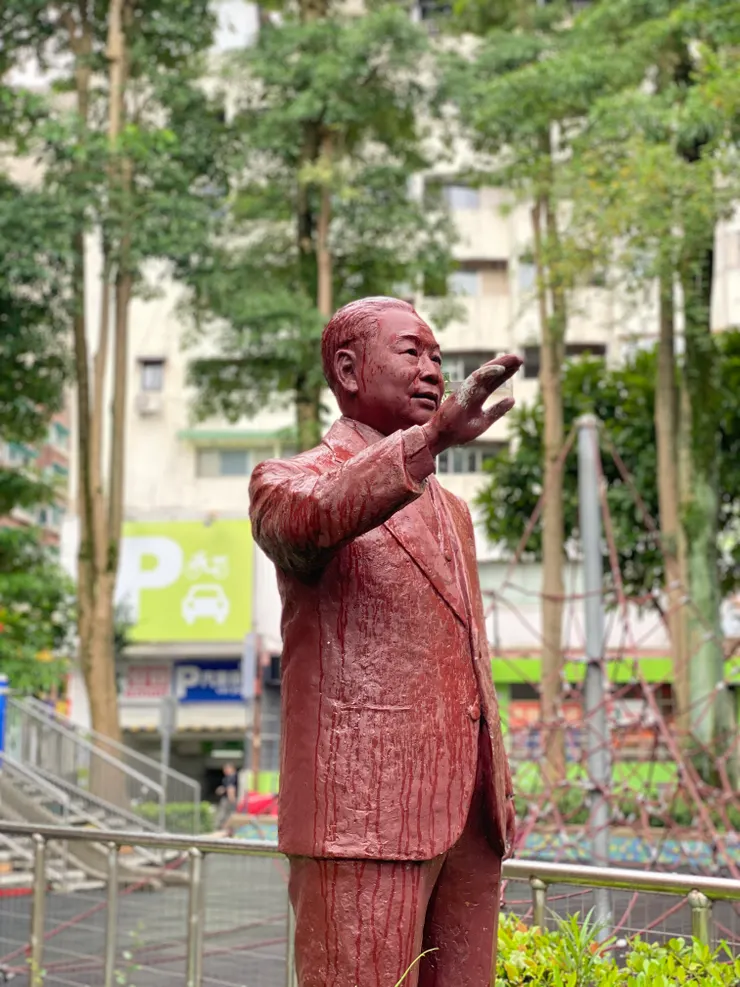 罕見的蔣經國銅像