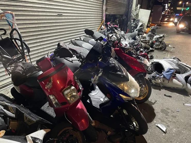 陳男疑因車速過快失控，撞擊路邊機車行前停放之機車。圖：讀者提供