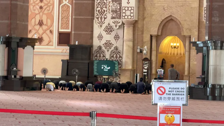 參觀時剛好遇到禱告時間在念誦經文，感受到莊嚴祥和的感覺。