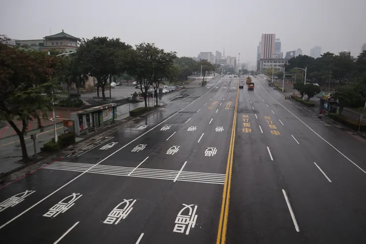 人行天橋上往愛河的視野