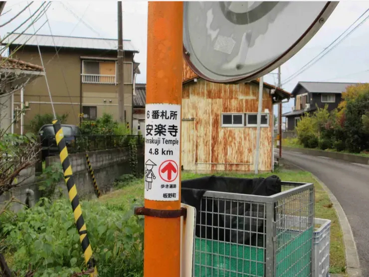 一早就跟小紅人打招呼