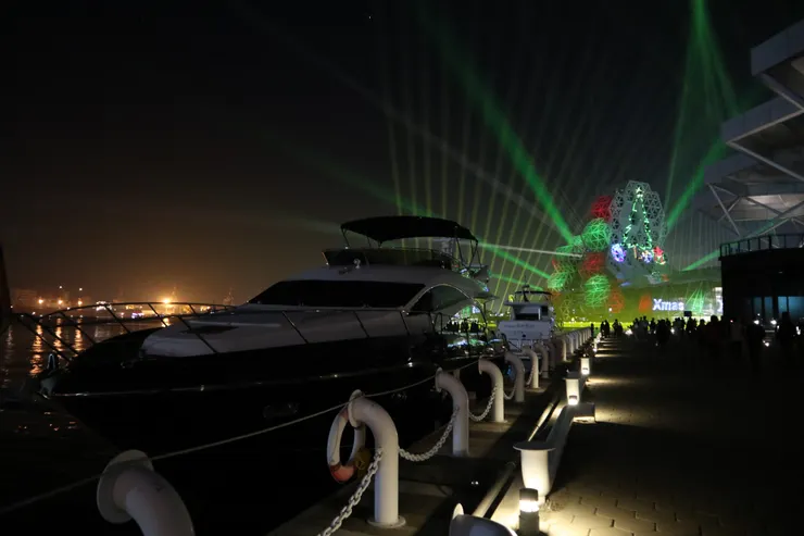 停放在珊瑚礁群旁的遊艇