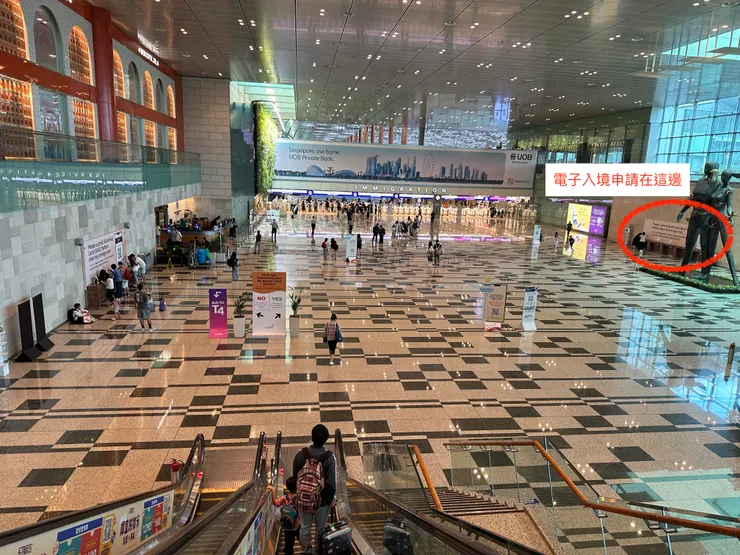 入境大廳,右手邊有一整排平板給你填