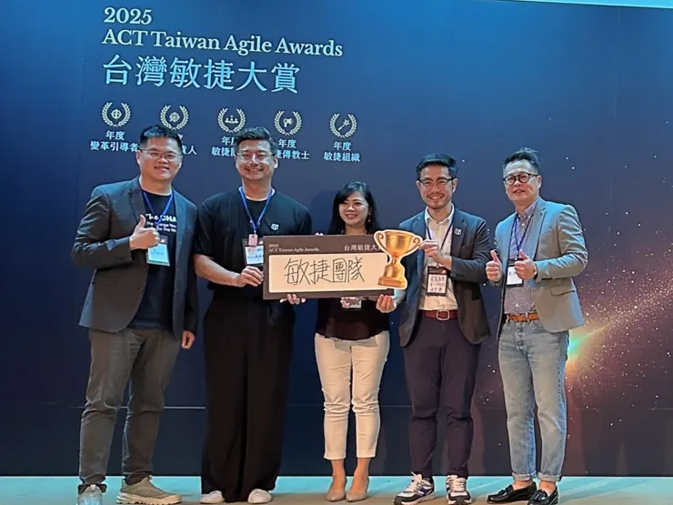 圖說：本一科技榮獲2025年臺灣敏捷大賞「年度敏捷團隊」與「年度產品負責人」雙重肯定，共同創辦人一同上臺領獎。圖左二起為策略長唐源駿、營運長范硯平、技術長廖家德醫師。（資料來源：本一科技）