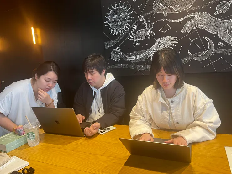 我原本以為很輕鬆的聚會...卻變成要趕下午活動的宣傳資料。而且還不知道人家主辦方要不要給我宣傳欸！！