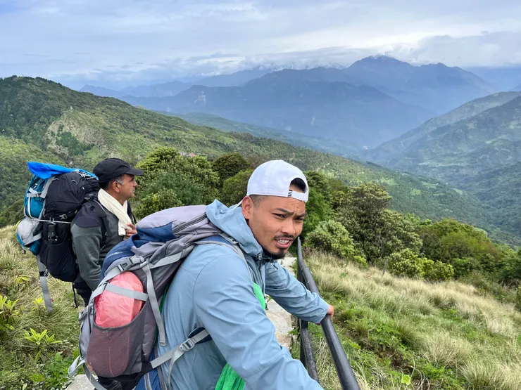 (黑帽) Chubanatz 把我們的背包綁在身上幫我們背，辛苦他了