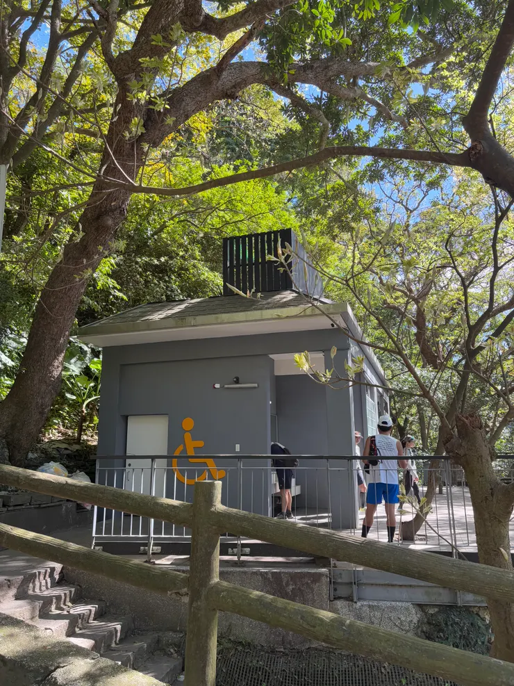 硬漢嶺登山口廁所