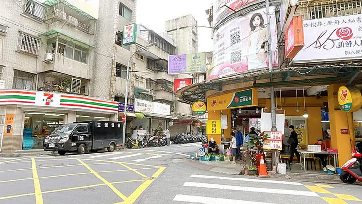 藏在東湖康寧路巷弄的美食祕境！離哈拉影城與明湖國小超近的「小白拉麵」交通全攻略