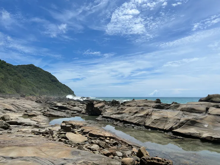 ⟨科普：為什麼海是鹹的？Ⓐ 雨水進入岩層或地下把鹽礦隨著溪流帶入海中，日積月累，海水才如此鹹。⟩